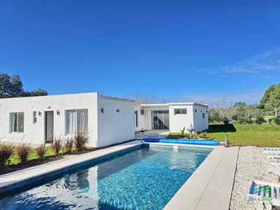 VENTA DE CASA, 3 DORMITORIOS, CON PISCINA CLIMATIZADA. MALDONADO, PUNTA DEL ESTE.