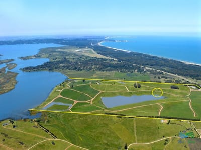 Venta de terreno en Laguna de los Cisnes con costa de laguna