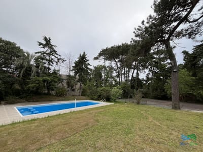En venta casa 5 dormitorios y piscina, Cantegril, Punta del Este.