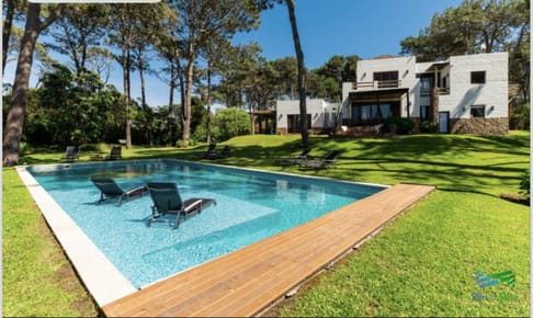 Excelente casa de 5 dormitorios mas dependencia y gran parque a 200 metros de la Playa de Montoya en alquiler de temporada