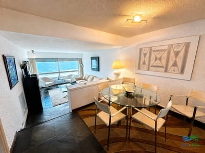En venta encantador apartamento 1 dormitorio en playa brava frente al mar, Punta del Este