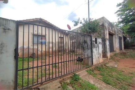 VENDO TERRENO CON CASA A REFACCIONAR O DEMOLER
