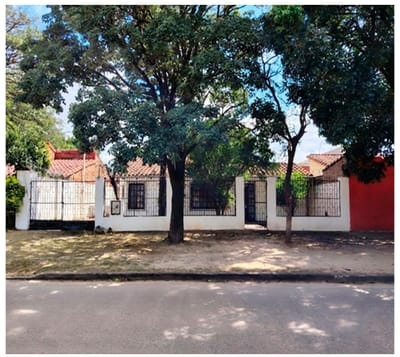 Casa de 4 dormitorios con amplio terreno sobre Av. Los Sauces