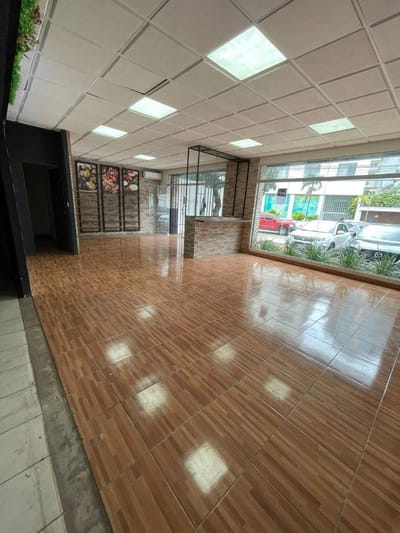 Alquiler de Local Comercial con Showroom y parqueo para clientes