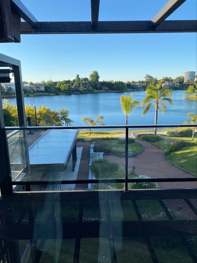Reventa Mono ambiente  Carrasco Este ,27 m + tza. vista Espectacular al lago. Garaje. Seguridad 24 hs
