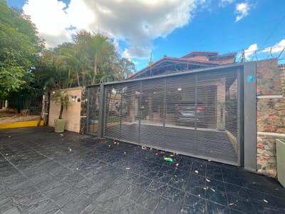 VENDO CASA DE DOS PLANTAS EN LA CIUDAD DE LAMBARE , BARRIO MBACHIO