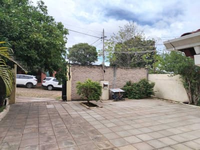 VENDO CASA C/ PATIO EN ASUNCIÓN, B° SAN VICENTE, EXCELENTE UBICACIÓN!!