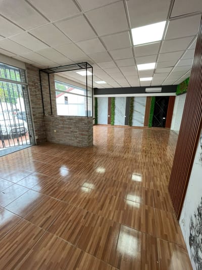 Showroom/Local sobre avenida