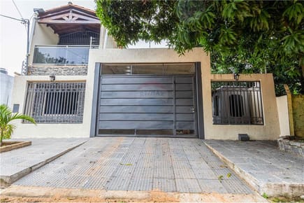 Amplia casa en zona residencial