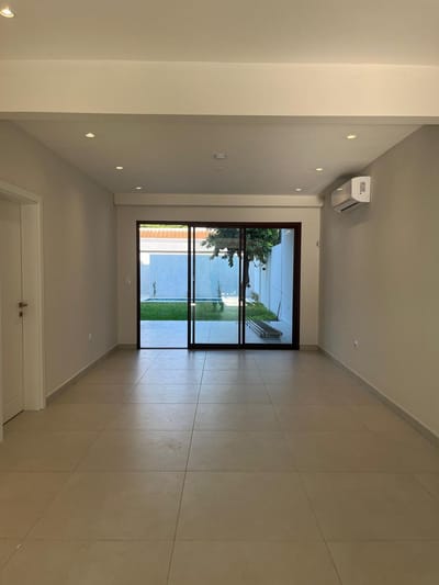 EN ALQUILER - Casa de 3 dormitorios en suite en B° Ykua sati