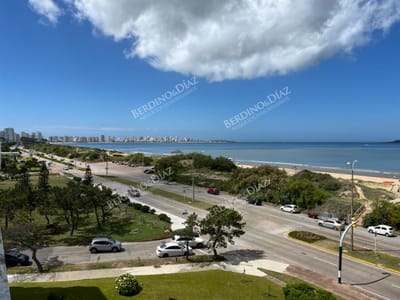 Apartamento 2 dormitorios con vista frente a Playa Mansa