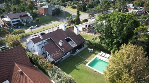 Casa a la venta en playa mansa Punta Del Este, gran tamaño ubicada en zona privilegiada.