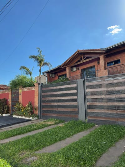 Casa En Alquiler De 4 Dormitorios C/ Cochera En Santo Domingo