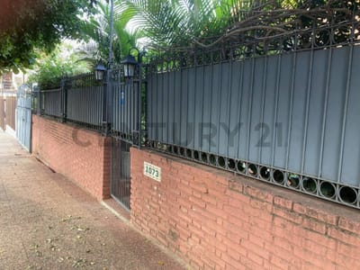 Vendo amplia casa sobre Radio Operadores del Chaco casi Celsa Speratti