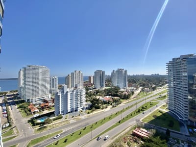 VENTA APARTAMENTO 2 DORMITORIOS EN SUITE EN EDIFICIO CASINO TOWER PUNTA DEL ESTE