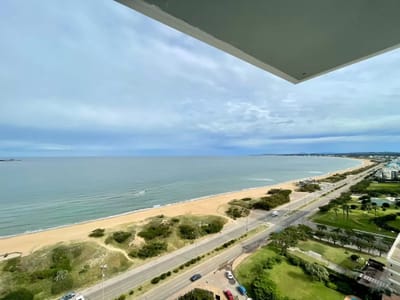 VENTA DE APARTAMENTO DE 3 SUITES ESQUINERO EN MANSA EN EDIFICIO VENETIAN LUXURY PUNTA DEL ESTE