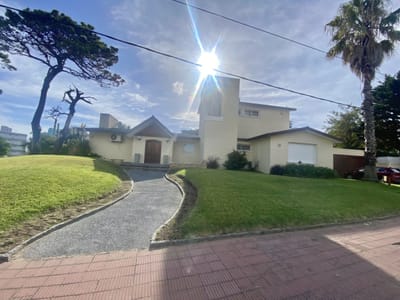 CASA EN VENTA 5 DORMITORIOS A METROS DE LA PLAYA