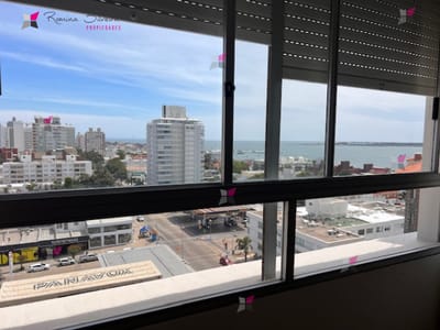 Apartamento en Peninsula a 1 cuadra playa mansa y a 2 playa brava.