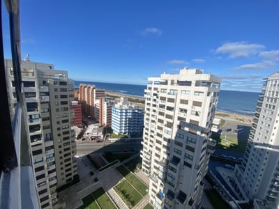 VENTA DE APARTAMENTO DE 3 DORMITORIOS EN PARQUEMAR CENTER F