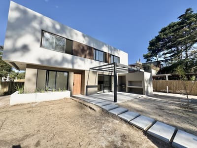VENTA DE CASA 3 DORMITORIOS A ESTRENAR - ZONA COLEGIOS
