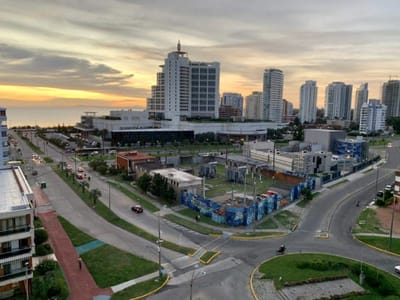 VENTA DE APARTAMENTO DE 2 DORMITORIOS EN EDIFICIO ARTOWER PUNTA DEL ESTE