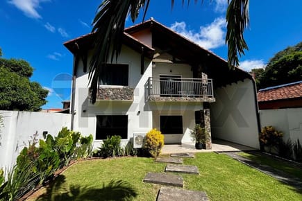 RESIDENCIA TOTALMENTE RENOVADA EN LAMBARÉ | 5 DORMITORIOS ????✨
