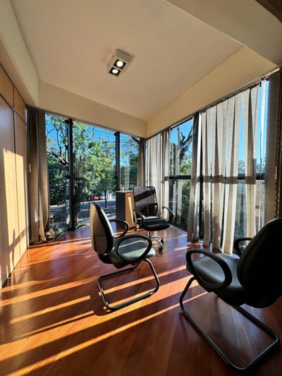 *EN ALQUILER OFICINA DE 120m2 AMOBLADO ZONA BOGGIANI CON COCHERA*