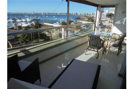 Frente al puerto, 3 suites y terraza.