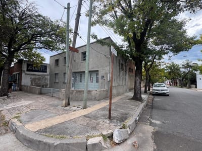 ALQUILER de LOCAL en esquina con potencial