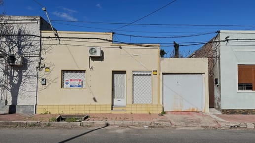 Casa con 2 dormitorios y garage.