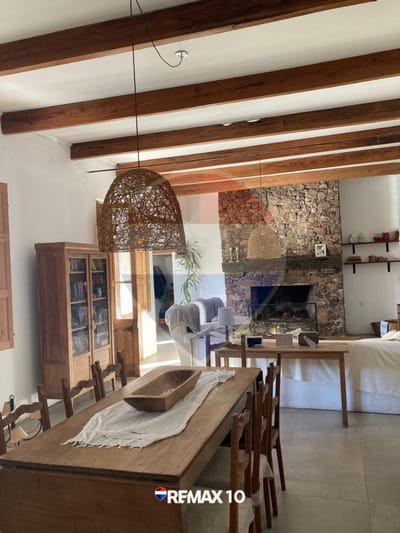 Casa centrica en muy buen estado.