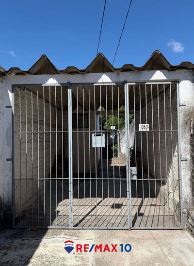 Se vende casa de 2 dormitorios con amplio terreno.