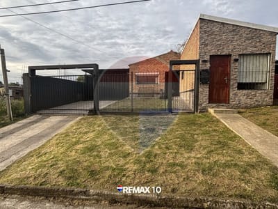 Se vende casa con barbacoa y consultorio.