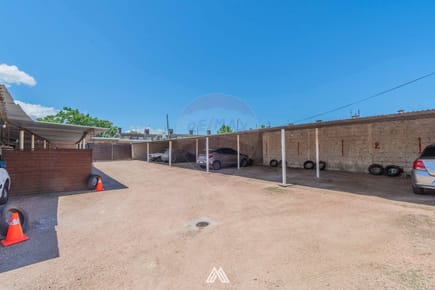 VENTA DE COCHERAS CON CASA EN COLON