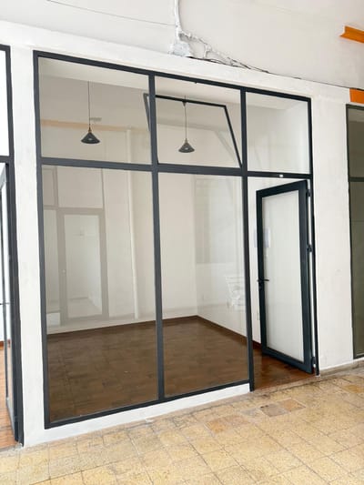 Se alquila local comercial en galeria Pocitos