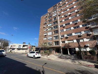 Venta 2 dorm + cocheras Pocitos a reciclar