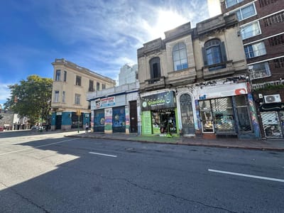 VENTA APARTAMENTOS Y LOCAL CON RENTA CORDON SUR