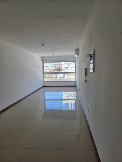 Alquiler monoambiente Pocitos frente a Mvd Shopp