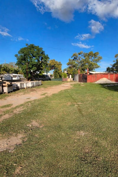 Venta de terreno en Colón con depósitos y casa