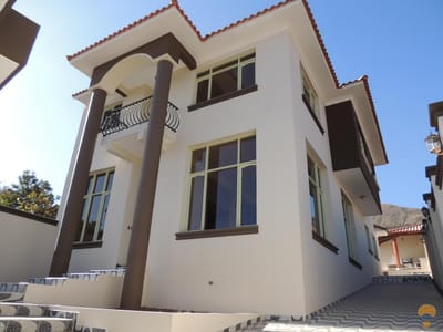 VENDO LINDA CASA DE 2 PLANTAS SOBRE 410 M, INMEDIACIONES DEL MERCADO DE CHILIMARCA