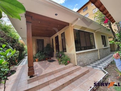 HERMOSA  CASA DE LUJO EN VENTA, INMEDIACIONES  Av. RAMON RIVERO A PASOS DEL CINE CENTER