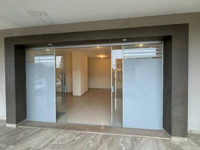 VENTA DE AMPLIO LOCAL COMERCIAL EN FACHADA