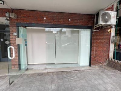 Venta de local comercial en Pocitos. Con Renta.