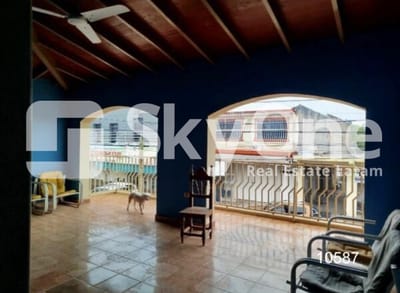 VENDO AMPLIA CASA CON SALÓN COMERCIAL 
