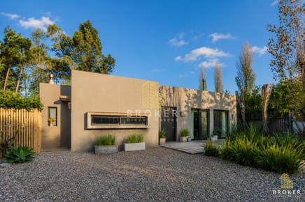 Venta Casa en La Arbolada Barrio Cerrado Punta del Este, 3 Dormitorios y servicio
