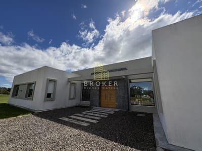 Alquiler de temporada de muy linda casa en barrio privado en la barra!