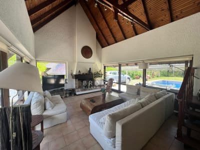 Amplia casa con piscina y hermoso jardín en Barrio Lugano