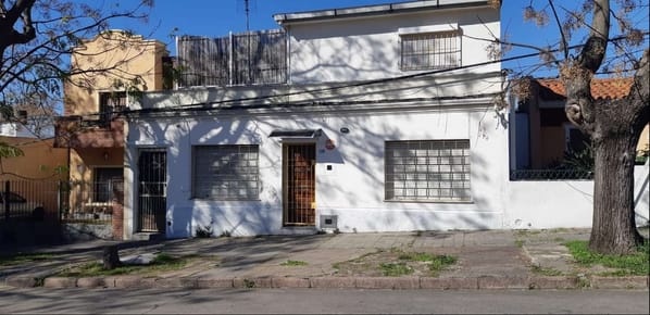 VENTA CASA 4 DORMITORIOS CON GRAN FONDO BARRIO BUCEO