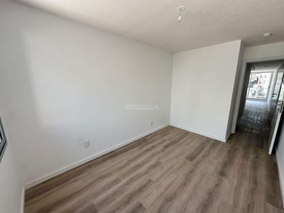 Apartamento 1 dormitorio al frente con balcón, luminoso en Centro Montevideo