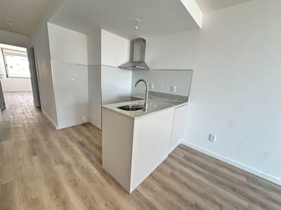 Apartamento 1 dormitorio al frente con balcón, luminoso en Centro Montevideo